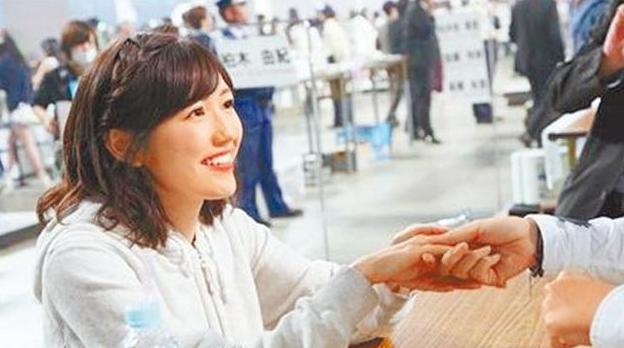 AKB48渡边麻友退团前人气火爆