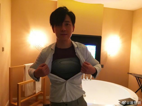 潘粤明晒旧照撕衣服秀身材 反遭粉丝调侃