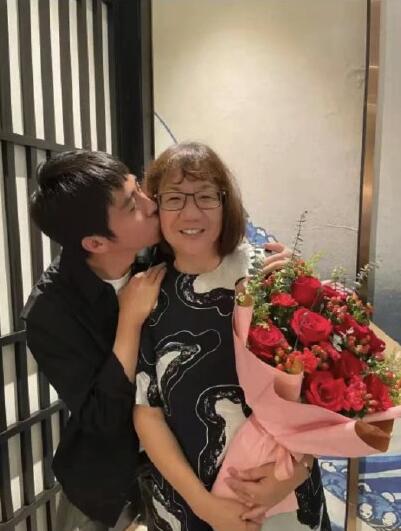 俞灏明晒照为妈妈庆生 母子二人同框超温馨