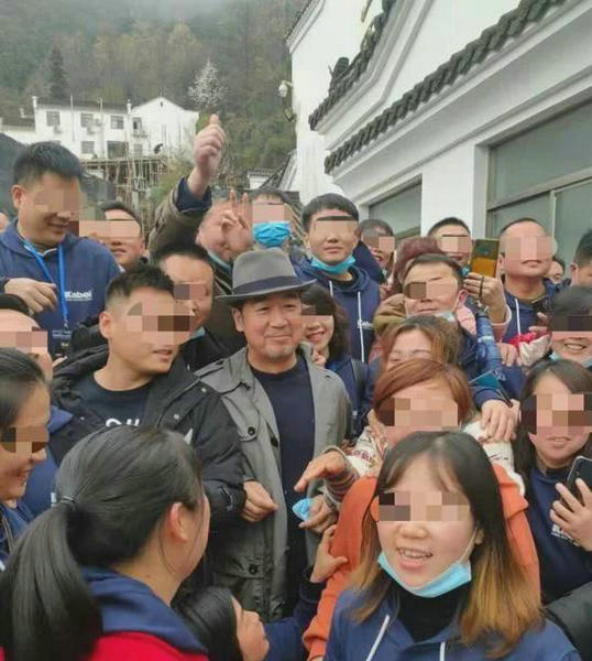 66岁张国立近照曝光 衣着简朴现身寺院祈福