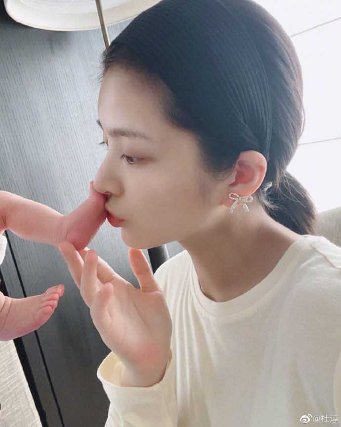 升级当爸!杜淳官宣得女:我们的世界多了一个她
