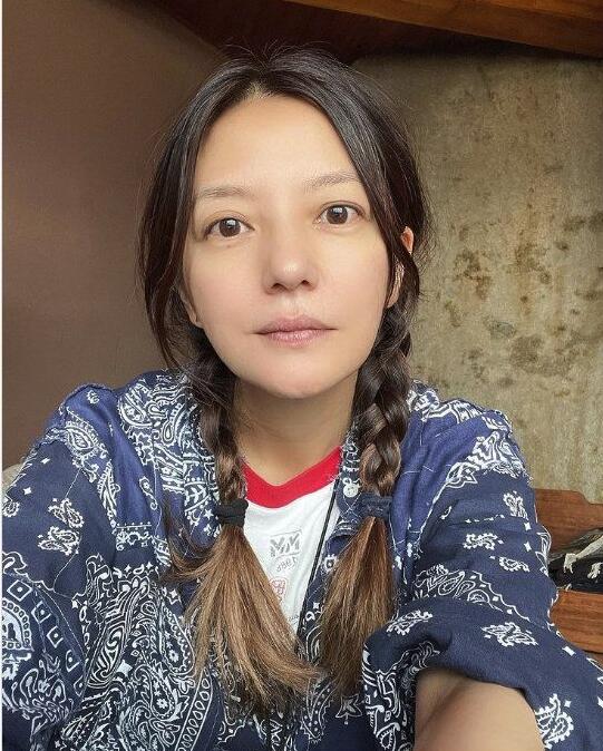 赵薇久违晒素颜自拍照 扎双马尾眼神清纯状态佳