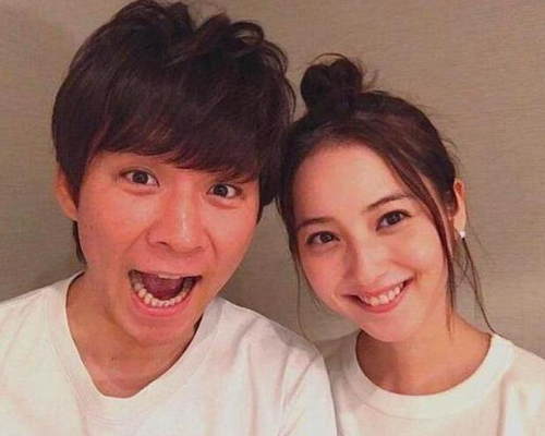 佐佐木希小腹微凸疑有孕 被传将赴美生子