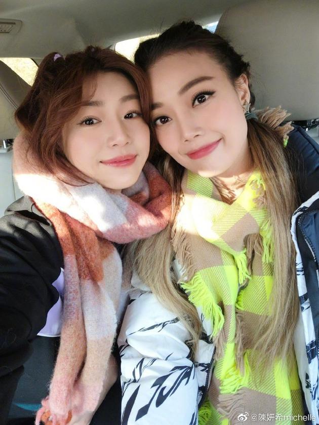 陈妍希晒与容祖儿合影 脸贴着脸十分亲密