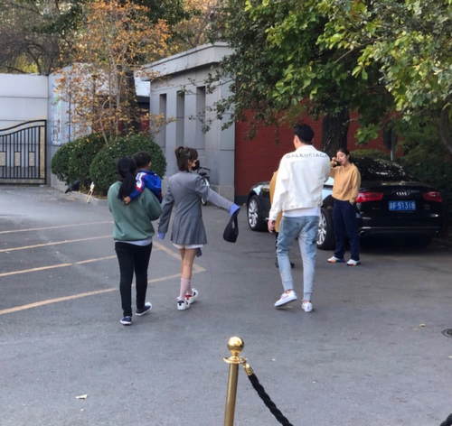 张嘉倪买超一家逛特卖会 网友:明星也买打折货?