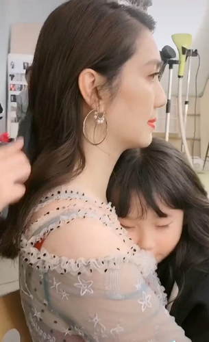 洪欣女儿陪妈妈工作累睡着 张丹峰与家人久未同框