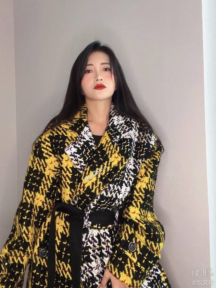 包文婧发美照 穿格子大衣红唇抢镜