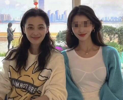 梅婷一家四口疑聚餐 45岁素颜嫩成少女