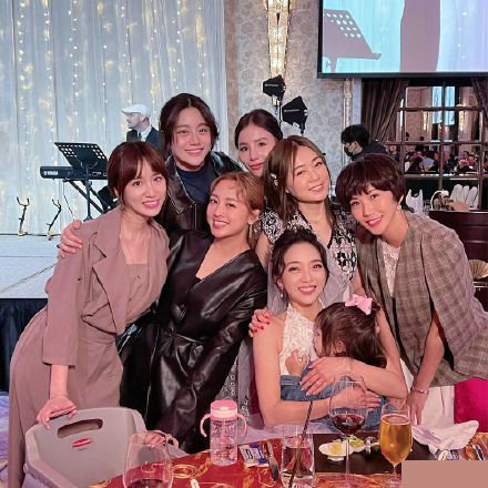 画面养眼!黑涩会美眉彤彤补办婚礼 鬼鬼等七位成员重聚