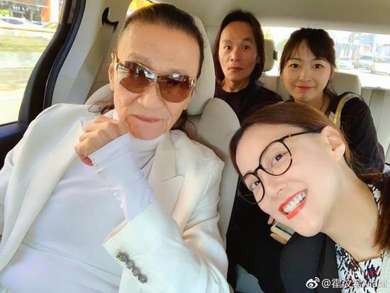 82岁谢贤近照曝光 穿白色西装开工精神抖擞很有型