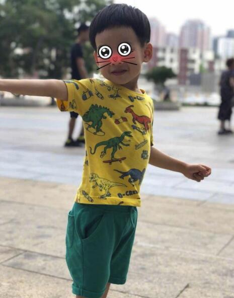 刘璇为儿子理发遭老公吐槽 赳赳维护妈妈被赞暖心